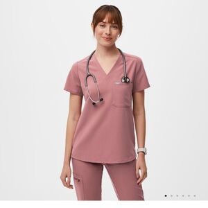 figs one pocket scrub top in mauve size xs